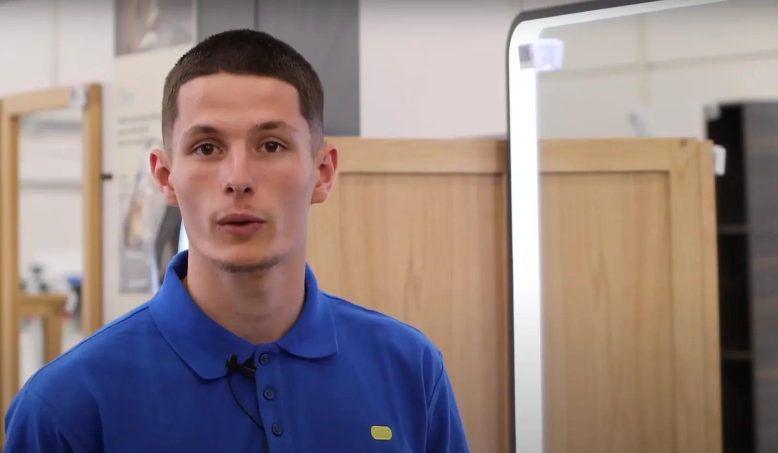 Tom, conseiller de vente au rayon salle de bain