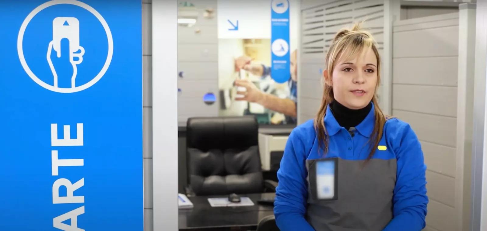 Karima, responsable relation client dans une enseigne de Bricolage